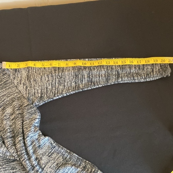 Vera Wang Grey/Black Button Up Cardigan Side Slits Size S - Picture 10 of 10